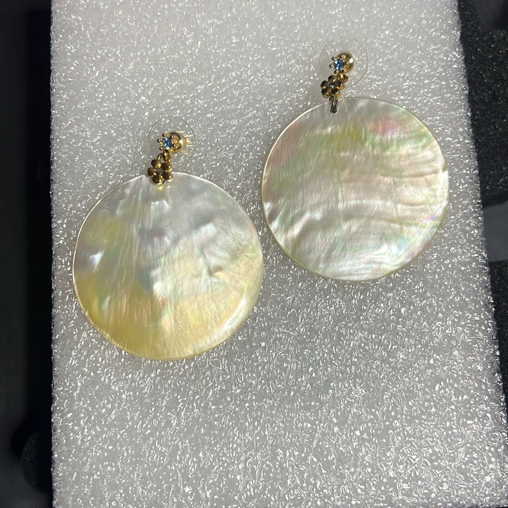 Elegant Gold and Cream Sea Shell Earrings. Mother of Pearl Circle